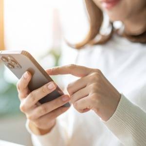 【長時間のスマホで丸まった背中に】見た目改善！呼吸が深くなる！胸を開くだけのお手軽ストレッチ