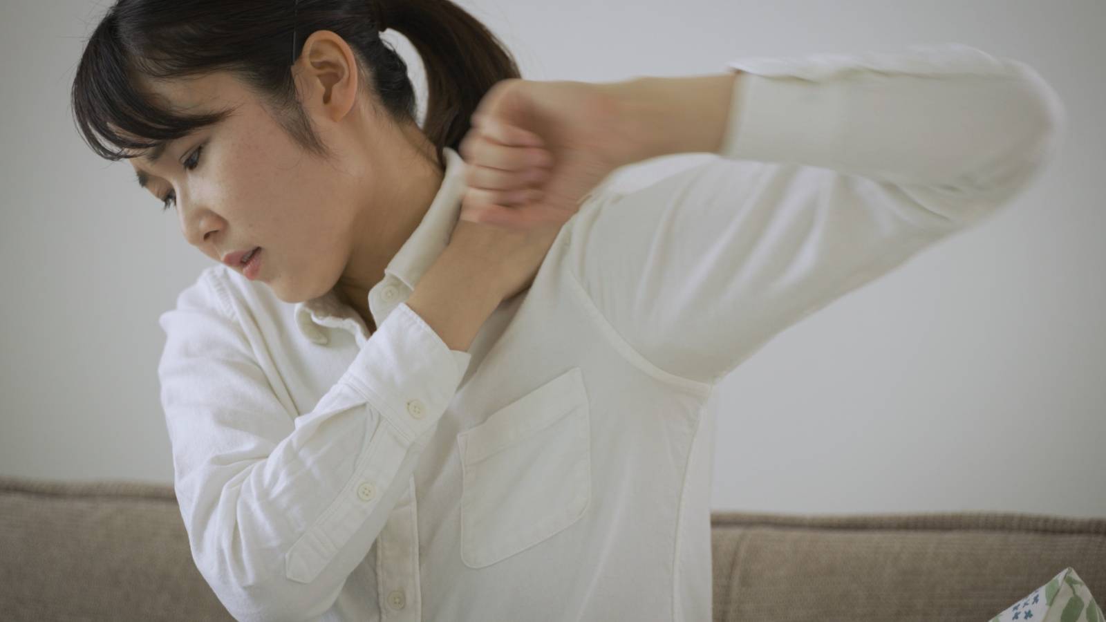  エプロンが結べない・背中が洗えない【肩の動きに困難を感じたら】肩周りのこわばりを簡単にほぐすストレッチ 