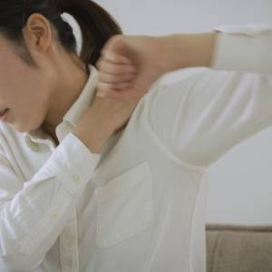 エプロンが結べない・背中が洗えない【肩の動きに困難を感じたら】肩周りのこわばりを簡単にほぐすストレッチ
