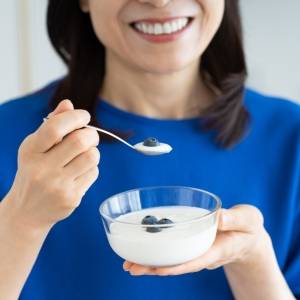 更年期世代の小腹対策。罪悪感ゼロでたんぱく質10gが摂れる手軽なおやつ3選|管理栄養士が解説