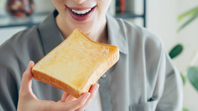 朝の「食パン」にのせるだけ！夕方の足のパンパンにおすすめのカリウム食材3選｜管理栄養士が解説