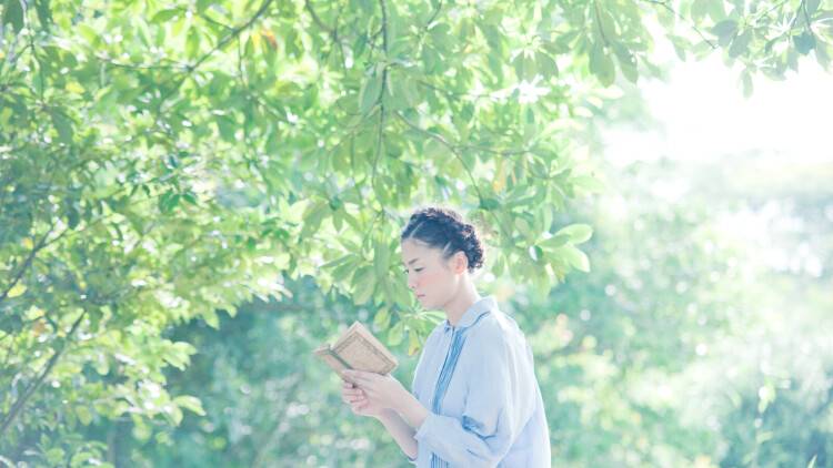 【スマホを置いて本を読もう】1日6分の読書でもストレス68％低下！共感力や認知機能にも好影響、最新研究が示唆
