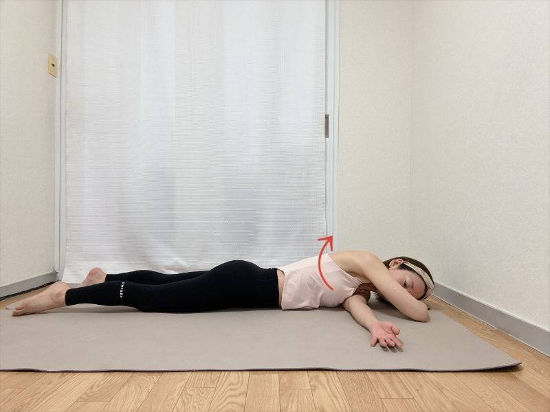 左腕を枕に、右腕を左脇に通し、体を左から少し浮かせたうつ伏せで寝た体勢