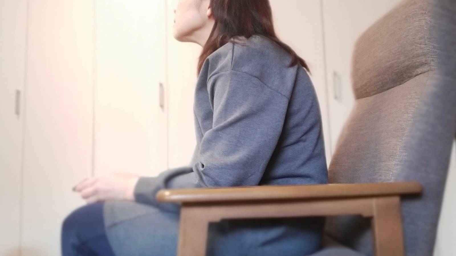 「座ると背中が丸まる」原因は股関節？【寝たままでOK】骨盤＆股関節を整える簡単エクササイズ
