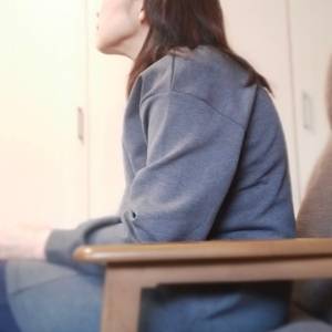 「座ると背中が丸まる」原因は股関節？【寝たままでOK】骨盤＆股関節を整える簡単エクササイズ