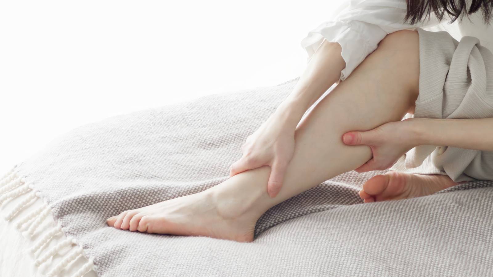  靴下の跡がくっきり！【寝たまま楽にたった1分】パンパンのむくみ脚をスッキリさせるストレッチ 