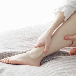 靴下の跡がくっきり!【寝たまま楽にたった1分】パンパンのむくみ脚をスッキリさせるストレッチ