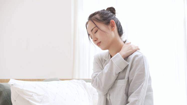 寝起きに脚が重だるい人、必見!【起き上がる前の1分間】こわばりをまとめてゆるめるストレッチ