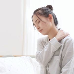 寝起きに脚が重だるい人、必見！【起き上がる前の1分間】こわばりをまとめてゆるめるストレッチ