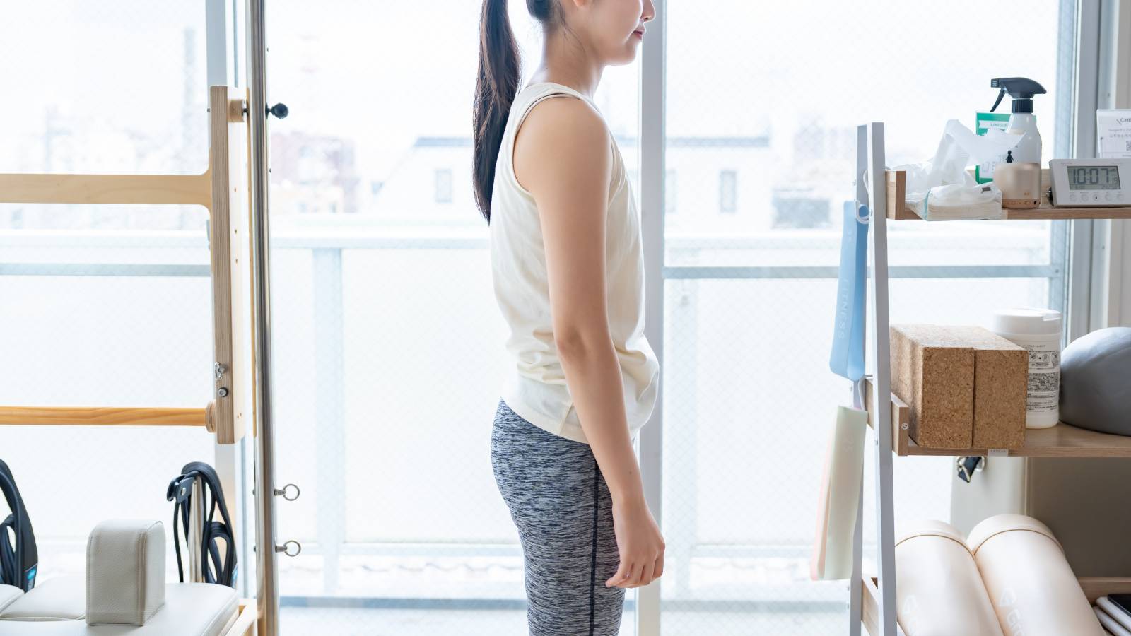 【立ったままできる】前に倒れがちな姿勢がシャキッと目覚める背中エクササイズ