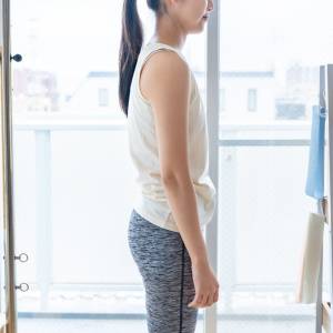 【立ったままできる】前に倒れがちな姿勢がシャキッと目覚める背中エクササイズ