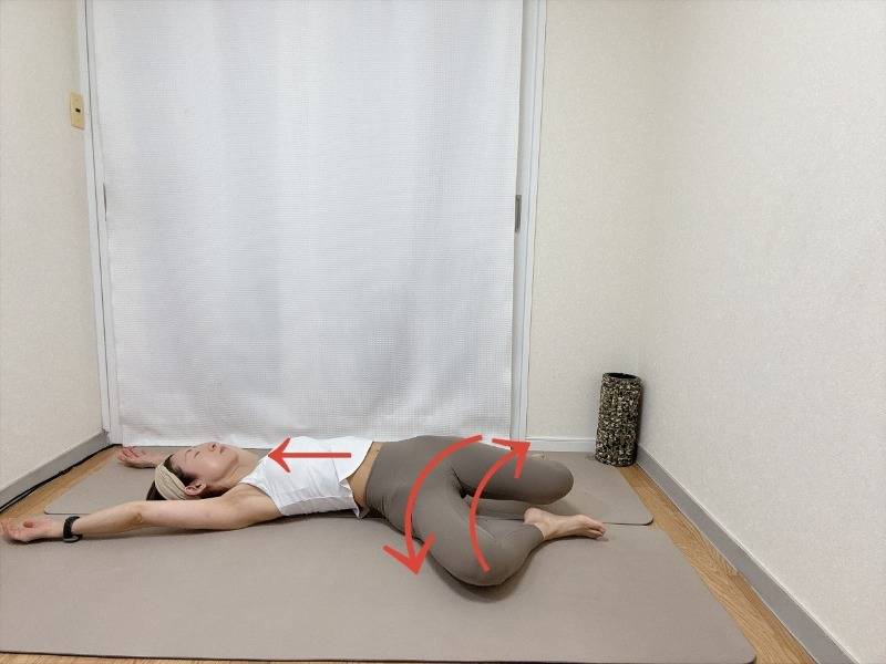 両手をバンザイして膝を立てた仰向けから左右に膝をパタパタ動かすストレッチ