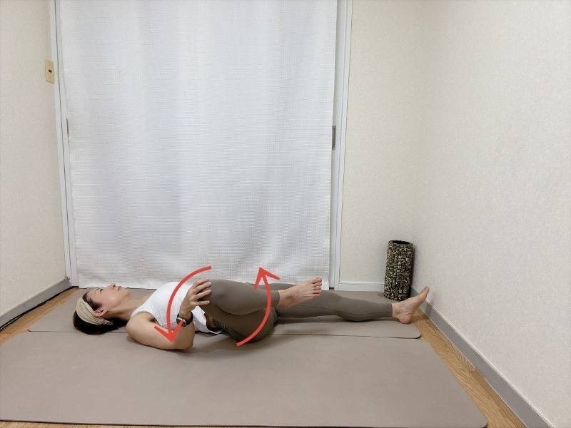 片膝に手を添えた仰向けから膝で円を描きながら股関節を動かすストレッチ