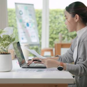誰かにお願いしたり代わりにやってもらうことに、どこか申し訳なさを感じる。その感覚はどこから来るのか|心理師が解説
