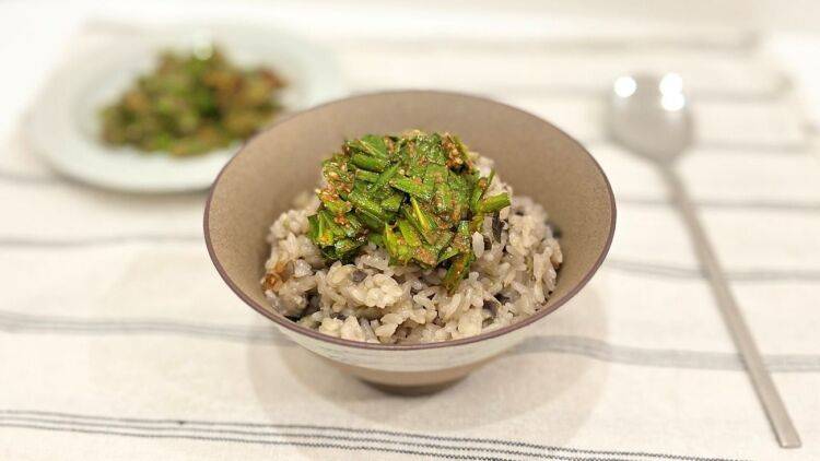 【秋なすが主役】炒めて炊くだけ!韓国の「茄子飯」がとろっとジューシーで絶品|管理栄養士のレシピ