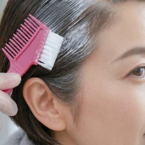 【皮膚科専門医Q&A】頭皮マッサージで抜け毛は予防できない?カラーリングは抜け毛につながる?