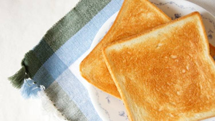 朝の「トースト」に足すだけ！秋バテによる自律神経の乱れをケアする食材の組み合わせ3選｜管理栄養士が解説