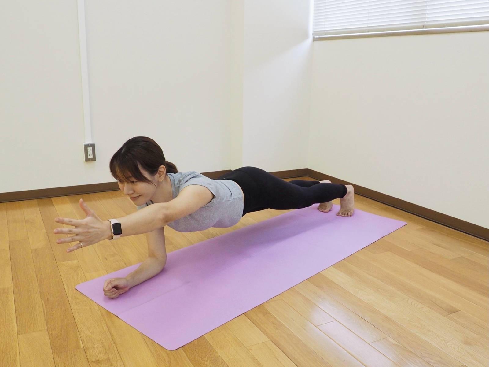 「片腕上げプランク」