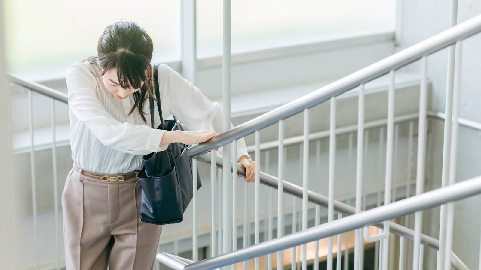  【立つ・歩く・階段を上る動作がツラい…】驚くほど脚が上がるようになる「前もも・股関節じっくりストレッチ」 
