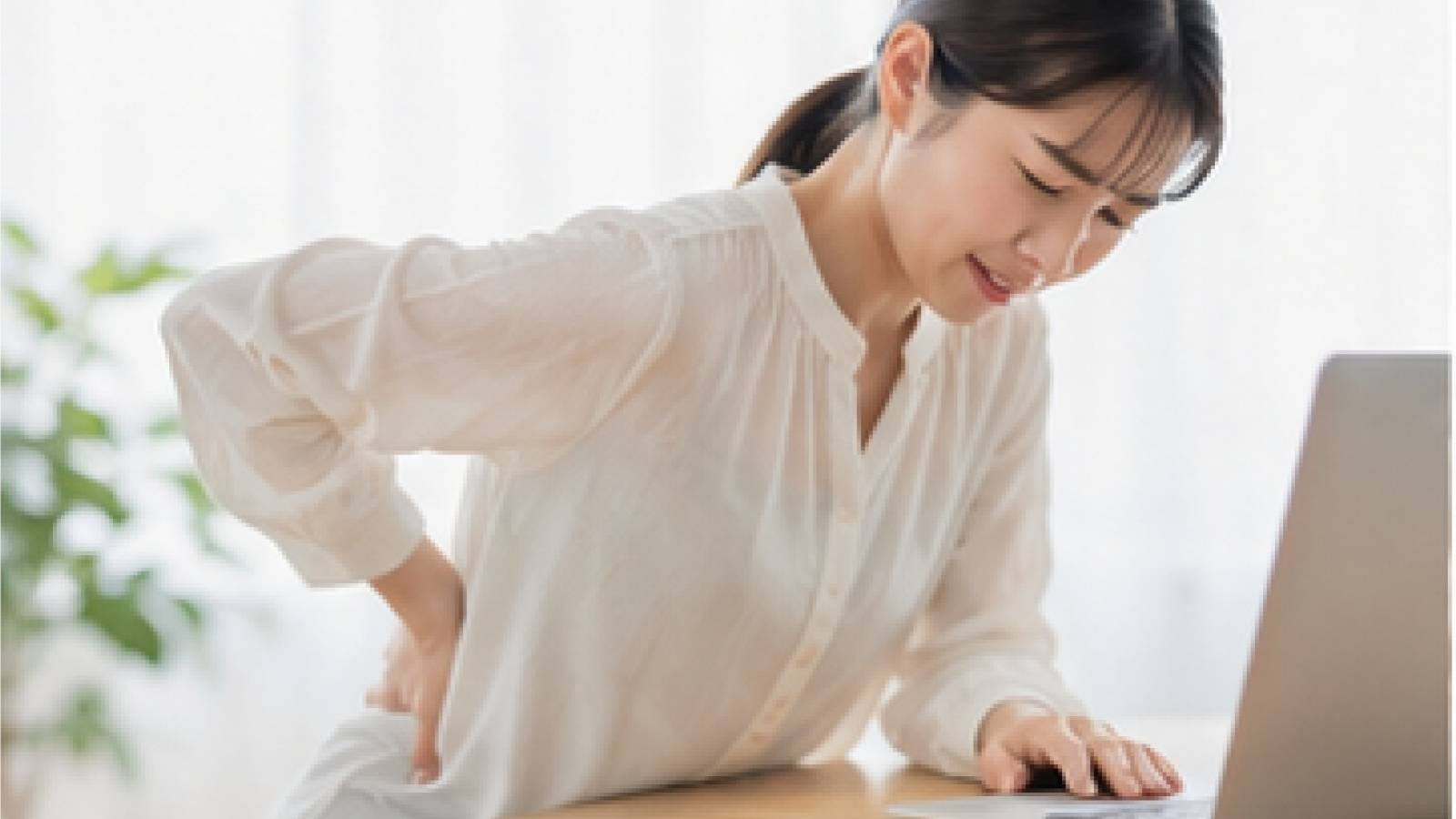  【体が硬い人でもできる】バキバキの背中を伸ばす「前屈ストレッチ」｜デスクワークのリフレッシュにも 