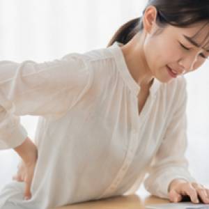 【体が硬い人でもできる】バキバキの背中を伸ばす「前屈ストレッチ」|デスクワークのリフレッシュにも