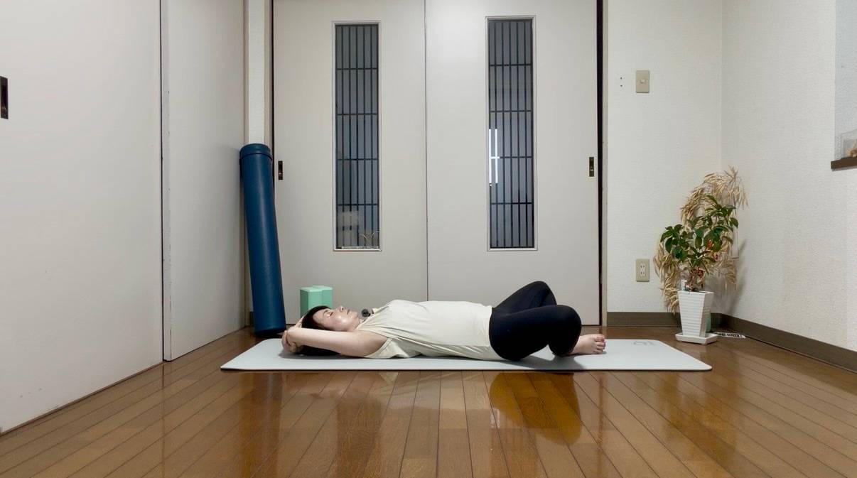 仰向けの合せきのポーズ