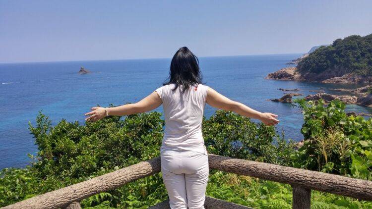 写真に写った背中が丸い…老け込んだ?と思ったら|肩・背中をすっきりさせる座ったまま簡単3ポーズ