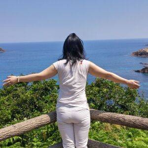 写真に写った背中が丸い…老け込んだ？と思ったら｜肩・背中をすっきりさせる座ったまま簡単3ポーズ