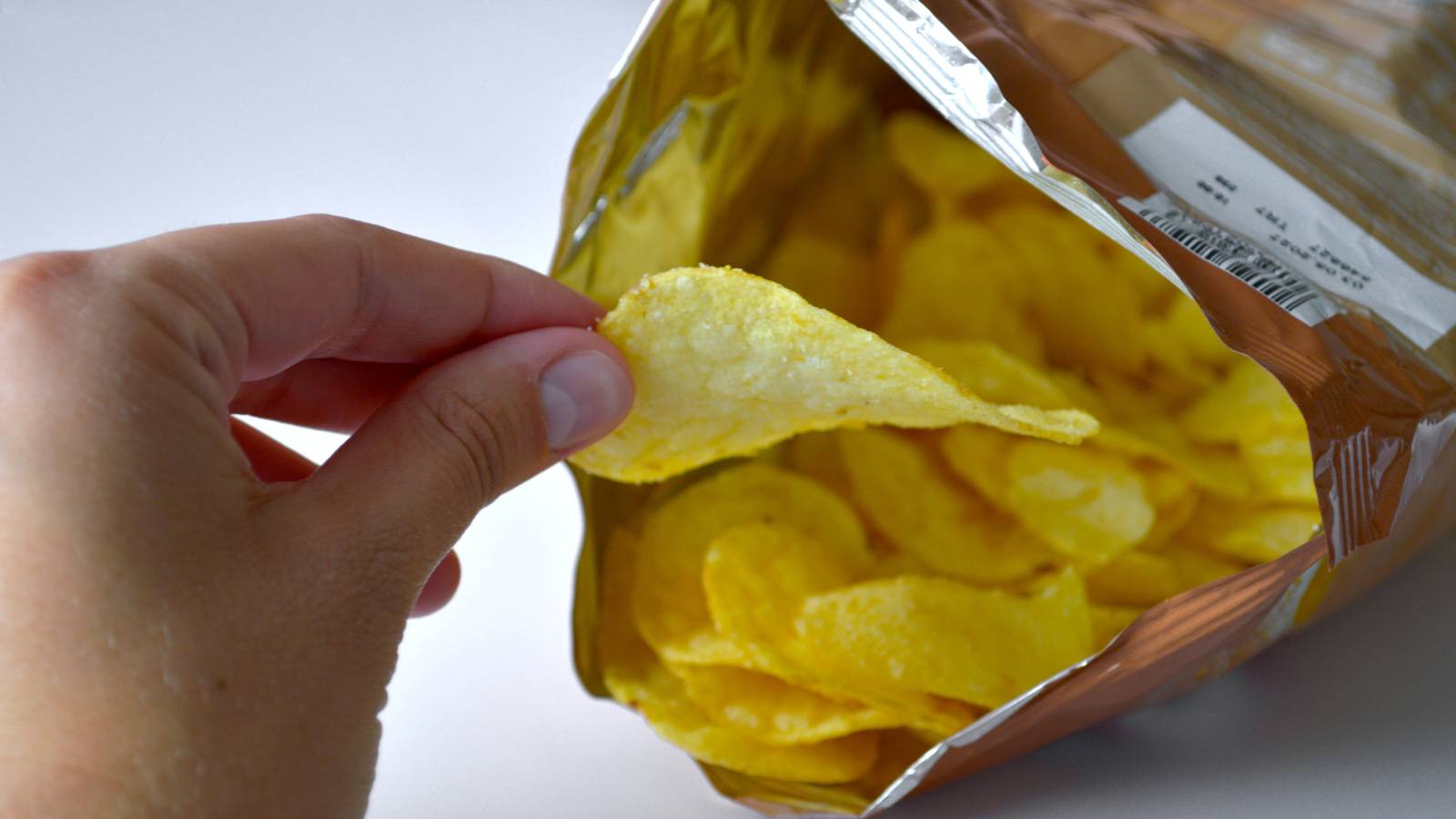 夜の「ポテチ」の代わりに。罪悪感なく食べられるおやつ3選｜管理栄養士が解説