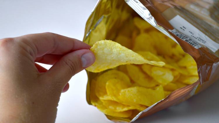 夜の「ポテチ」の代わりに。罪悪感なく食べられるおやつ3選|管理栄養士が解説