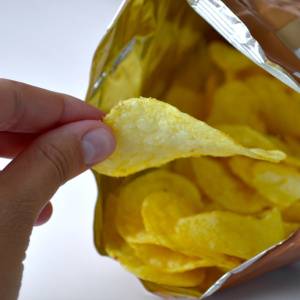 夜の「ポテチ」の代わりに。罪悪感なく食べられるおやつ3選｜管理栄養士が解説