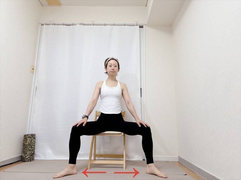 足幅を広めにして椅子に座った体勢
