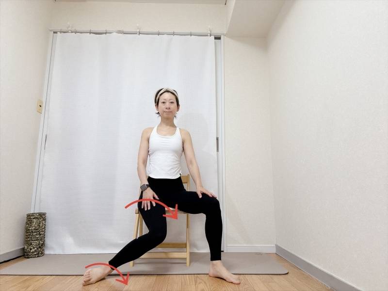 足幅を広めにして椅子に座り、左膝を内側に倒した体勢