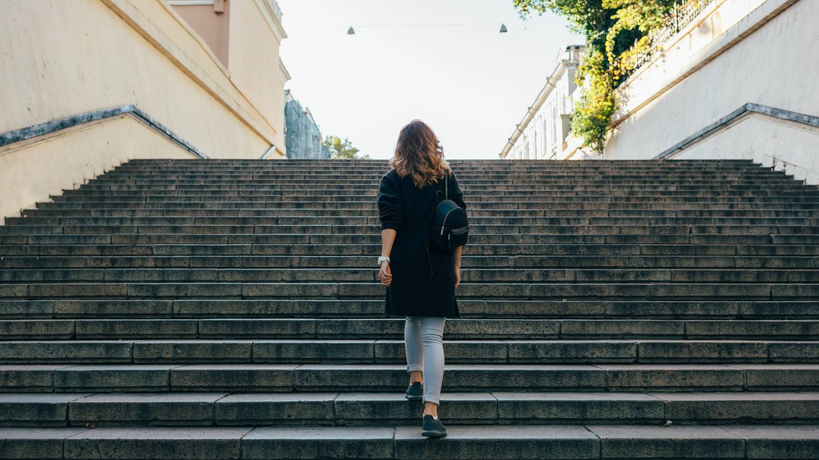 【階段を上るだけで脚が重い人へ】40代から衰えやすい下半身を鍛える「お尻・もも裏」簡単エクサ