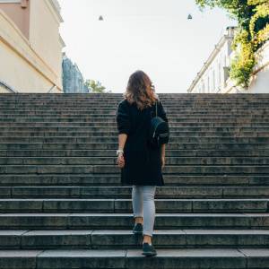 【階段を上るだけで脚が重い人へ】40代から衰えやすい下半身を鍛える「お尻・もも裏」簡単エクサ