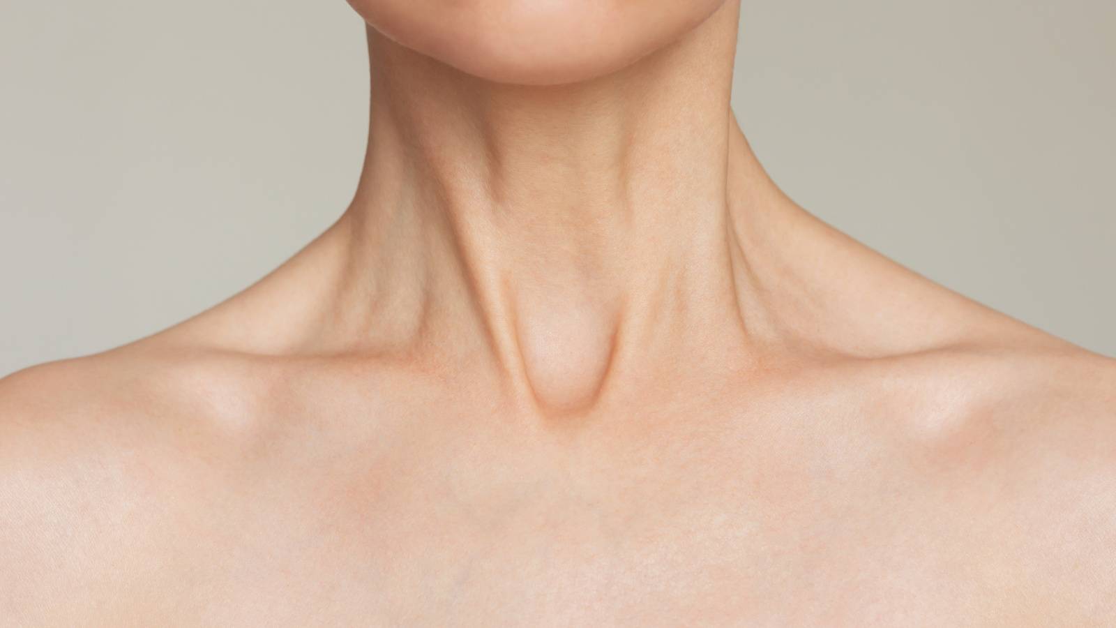 【美人は首筋がきれい】憧れはほっそりとした首と引き上がったフェイスライン｜40代以降で叶える方法