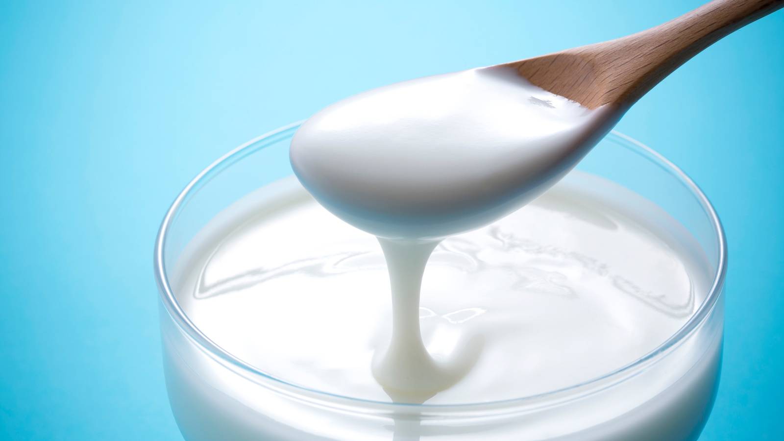 朝の「ヨーグルト」に混ぜるだけ。秋の乾燥対策におすすめの食材3選｜管理栄養士が解説