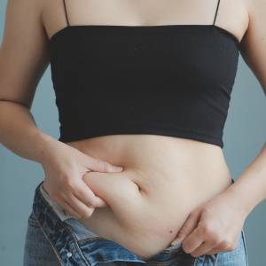 「体重は平均なのに下っ腹だけ出てる…」下腹ぽっこりの原因【反り腰】を改善する「前腿伸ばし」