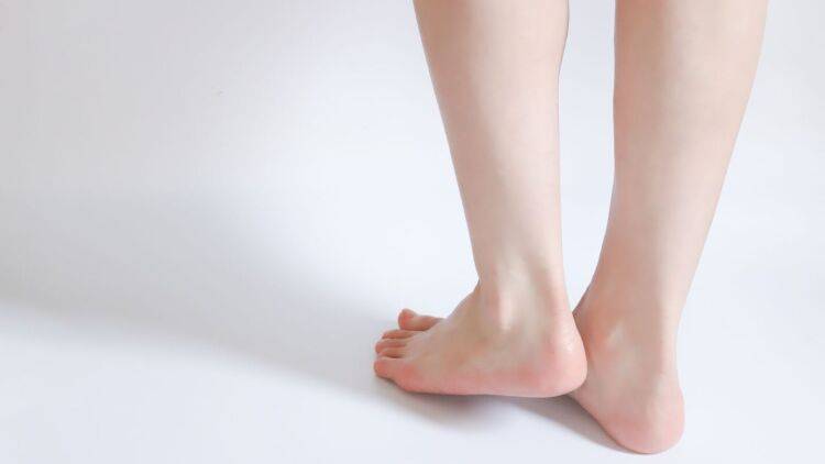 【脚の冷え・むくみが気になる人へ】立ったまま1分！かかとの上げ下げ「ふくらはぎポンプ」エクササイズ
