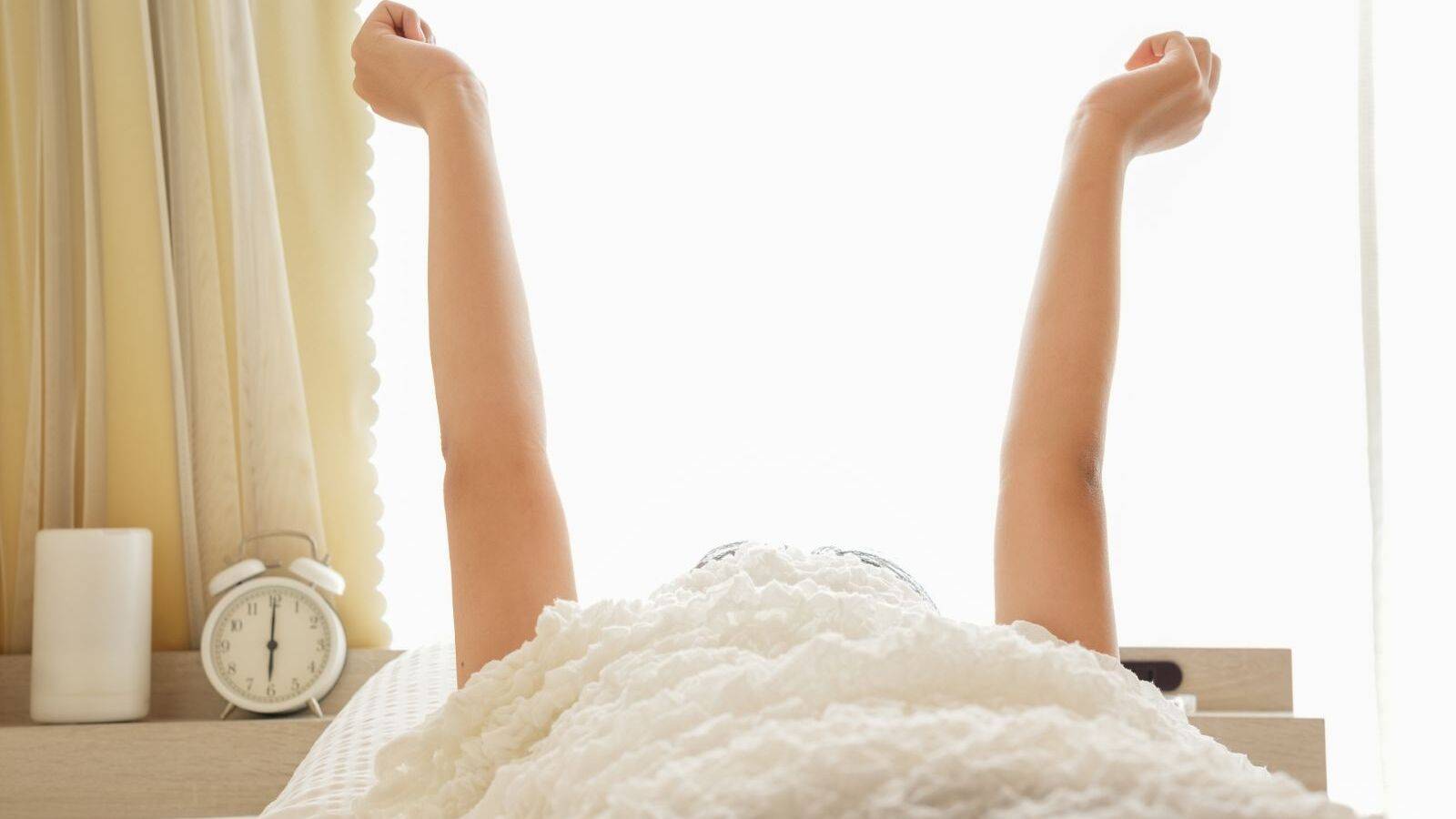 うつ伏せでかかとをぱたぱた動かすだけ！腰の重だるさに効かせる2分エクサ【43歳ヨガ講師が続ける「頑張らないエクサ」】