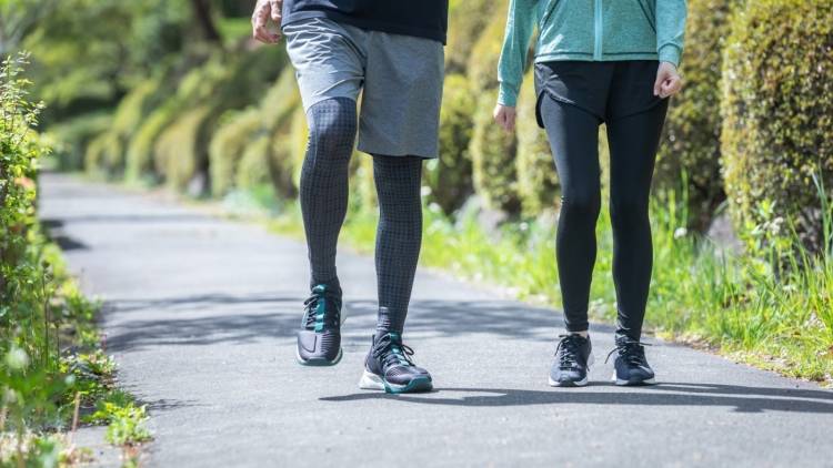 長く歩くと脚がパンパンになる人、必見!歩き方が変わる&脚が疲れにくくなるお尻エクササイズ