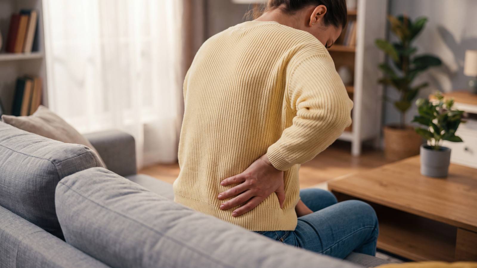 【背中が痛いけど自分じゃマッサージできない…】ガチガチにこりかたまった背中をほぐす「壁」を使ったセルフ整体