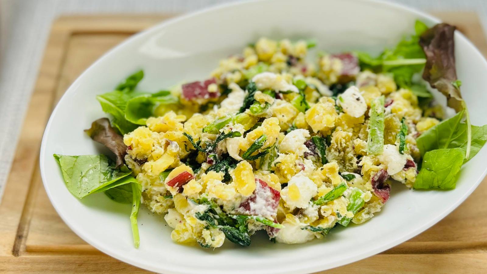 〈旬レシピ〉秋の肌と腸をいたわる食事に。ビタミンCと食物繊維が軽やかにとれる「さつまいもと春菊の秋サラダ」