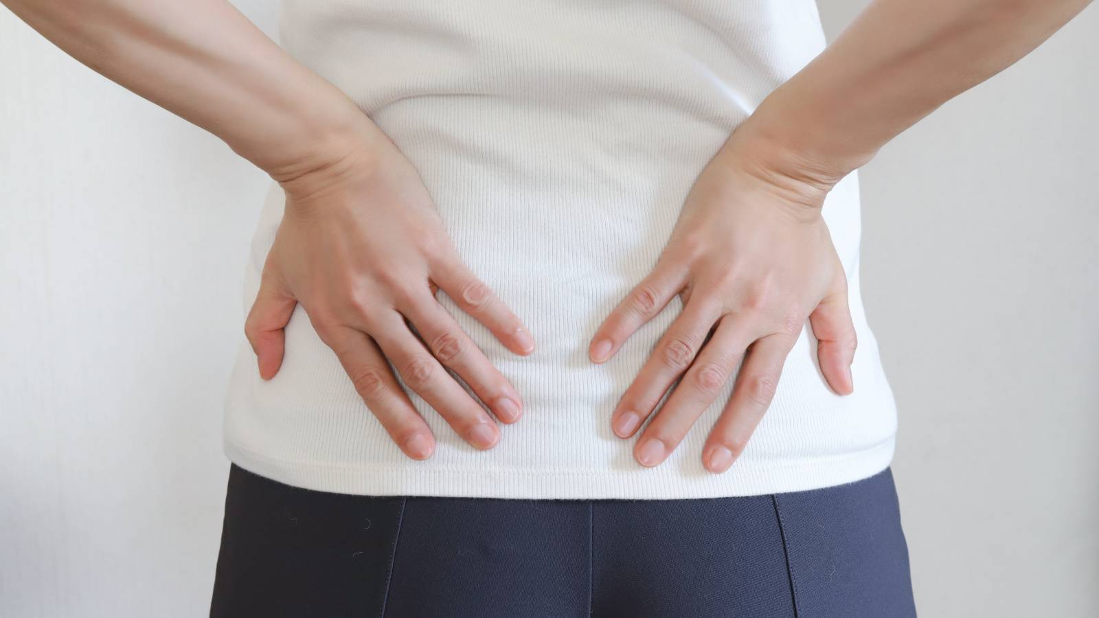 反り腰が気になる人、上半身ばかり気にしていない？【寝たままできる】1分間前ももほぐしストレッチ