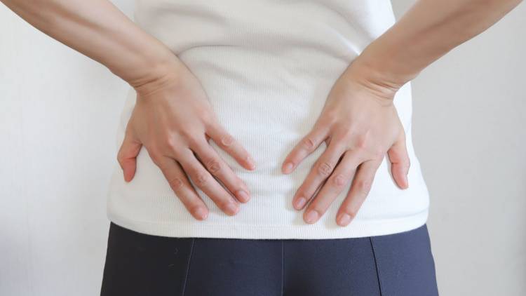反り腰が気になる人、上半身ばかり気にしていない?【寝たままできる】1分間前ももほぐしストレッチ
