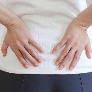 反り腰が気になる人、上半身ばかり気にしていない？【寝たままできる】1分間前ももほぐしストレッチ