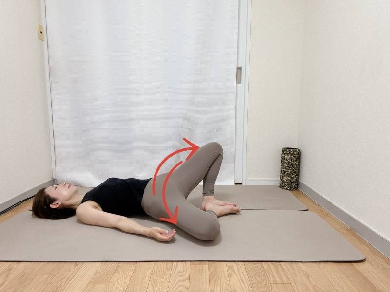 仰向けがっせきの体勢から骨盤を左右に動かすほぐし