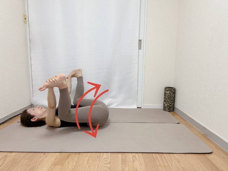 ハッピーベイビーポーズで体を左右に動かすほぐし