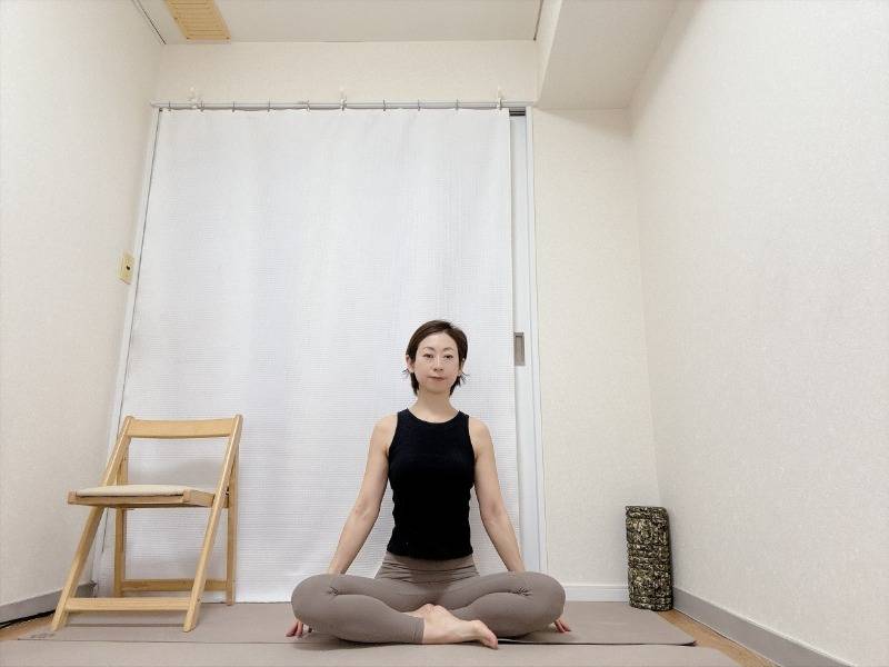あぐらで座り、両腕を体から少し離した床に下した体勢