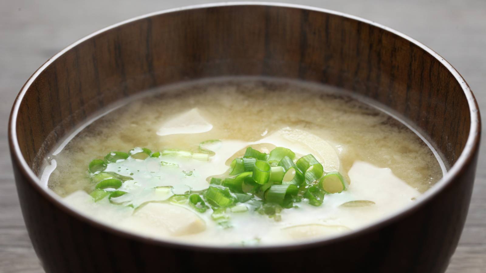 朝の「味噌汁」に加えるだけ。腸内環境を整える“旬の食材”3選｜管理栄養士が解説